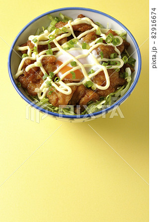 千切りキャベツ、万能ねぎ、温泉卵、からあげ丼を俯瞰で撮影 82916674
