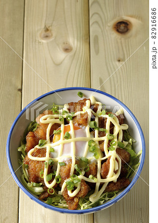 千切りキャベツ、万能ねぎ、温泉卵、からあげ丼を俯瞰で撮影 82916686