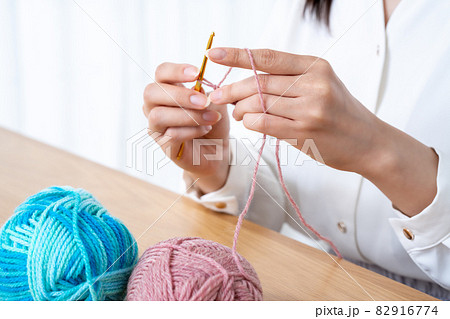 編み物をする女性の手元【パーツカット】 82916774