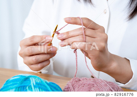 編み物をする女性の手元【パーツカット】 82916776