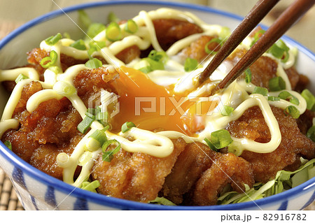 千切りキャベツ、万能ねぎ、温泉卵、からあげ丼を食べる 82916782