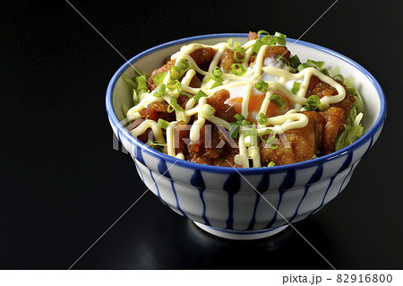 千切りキャベツ、万能ねぎ、温泉卵、からあげ丼を黒背景で撮影 千切りキャベツ、万能ねぎ、温泉卵、からあげ丼を黒背景で撮影 82916800