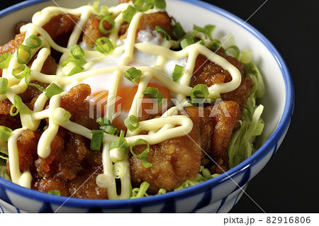 千切りキャベツ、万能ねぎ、温泉卵、からあげ丼を黒背景で撮影 千切りキャベツ、万能ねぎ、温泉卵、からあげ丼を黒背景で撮影 82916806