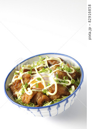 千切りキャベツ、万能ねぎ、温泉卵、からあげ丼を白背景で撮影 千切りキャベツ、万能ねぎ、温泉卵、からあげ丼を白背景で撮影 82916858