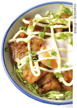 千切りキャベツ、万能ねぎ、温泉卵、からあげ丼を白背景で俯瞰撮影 82916935