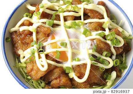 千切りキャベツ、万能ねぎ、温泉卵、からあげ丼を白背景で俯瞰撮影 千切りキャベツ、万能ねぎ、温泉卵、からあげ丼を白背景で俯瞰撮影 82916937