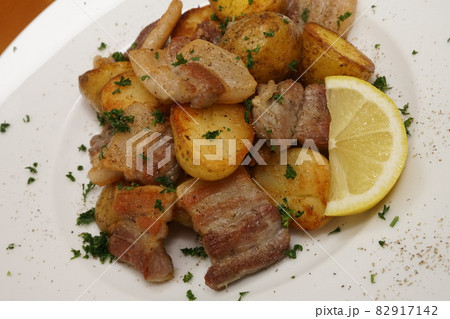 パンチェッタを使ったジャーマンポテト 82917142