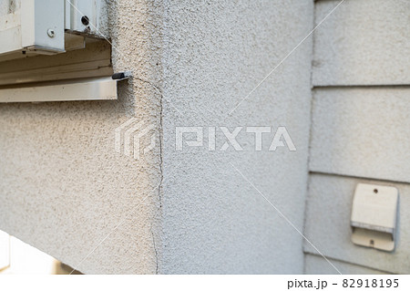 家屋外壁のひび割れのイメージ 82918195
