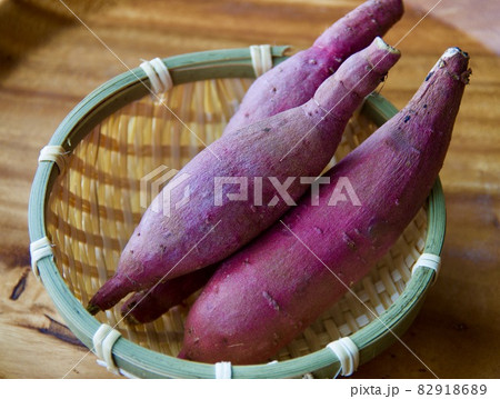 竹ざるに入った薩摩芋 竹ざるに入った薩摩芋 82918689