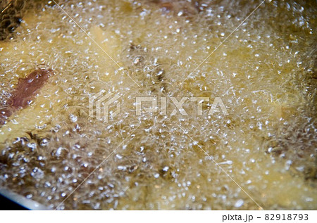 大学芋を作る工程　揚げる 82918793