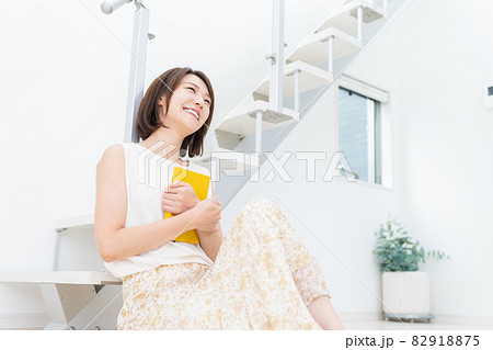 本を読む女性 本を読む女性 82918875