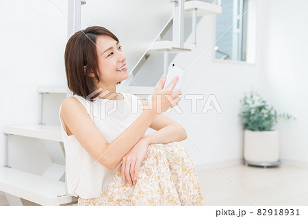 スマホを見る女性 82918931