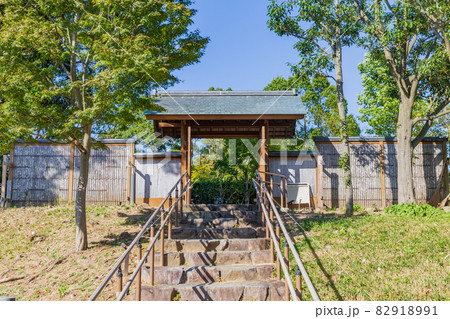 秋、快晴の神戸しあわせの村・日本庭園・回遊式庭園の門 82918991