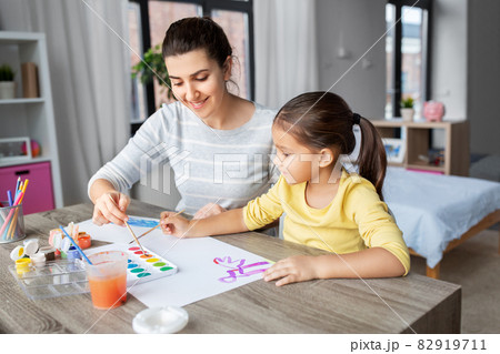 mother with little daughter drawing at home 82919711