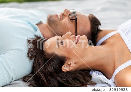 happy couple on picnic blanket 82919928