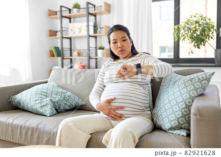 pregnant woman having labor contractions at home 82921628