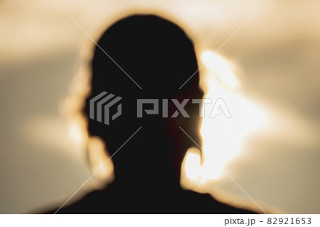 Defocused silhouette of woman's head at sunset 82921653