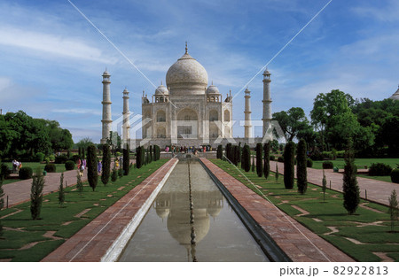India, Uttar Pradesh, Agra, Front view of Taj Mahal 82922813
