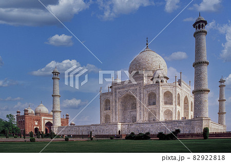India, Uttar Pradesh, Agra, Taj Mahal with minarets 82922818