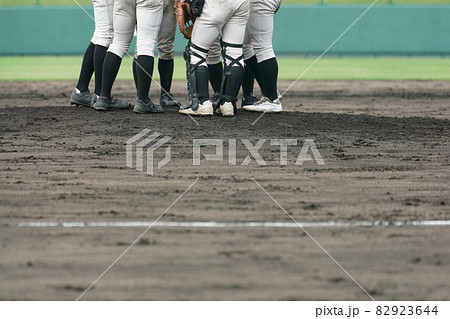 野球の試合中にマウンドに集まるピッチャーとキャッチャーなどの内野手陣 82923644