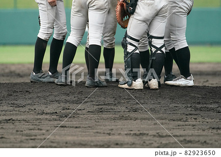 野球の試合中にマウンドに集まるピッチャーとキャッチャーなどの内野手陣 野球の試合中にマウンドに集まるピッチャーとキャッチャーなどの内野手陣 82923650
