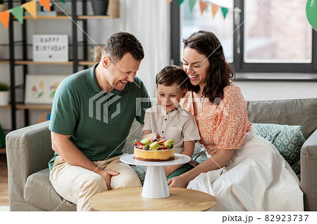 happy family with birthday cake at home 82923737