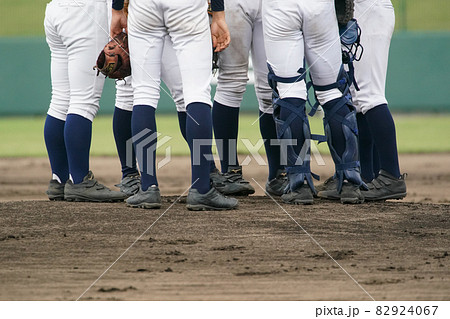 野球の試合中にマウンドに集まるピッチャーとキャッチャーなどの内野手陣 野球の試合中にマウンドに集まるピッチャーとキャッチャーなどの内野手陣 82924067