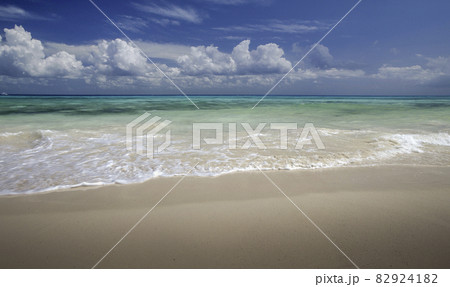 Mexico, Quintana Roo, Cancun, Sea wave on sandy beach 82924182