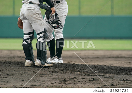 野球の試合中にマウンドに集まるピッチャーとキャッチャー 82924782