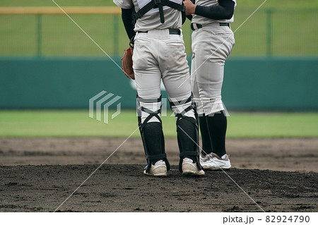 野球の試合中にマウンドに集まるピッチャーとキャッチャー 野球の試合中にマウンドに集まるピッチャーとキャッチャー 82924790
