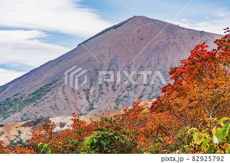 （福島県）磐梯吾妻スカイライン（天狗の庭）の紅葉と吾妻小富士 82925792