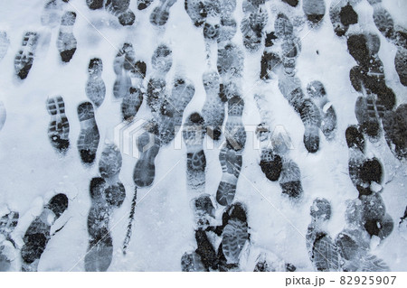 Australia, New South Wales, Kosciuszko National Park, Hiking shoes footprints on snowy trail in Kosciuszko National Park 82925907
