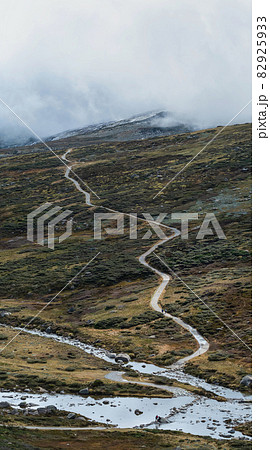 Australia, New South Wales, Hiking trail and lake in mountains at Charlotte Pass in Kosciuszko National Park 82925933