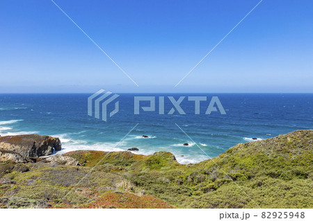 Usa, California, Big Sur, Pacific Ocean coastline with cliffs 82925948