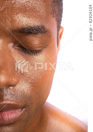 Close-up of man with eyes closed 82926104