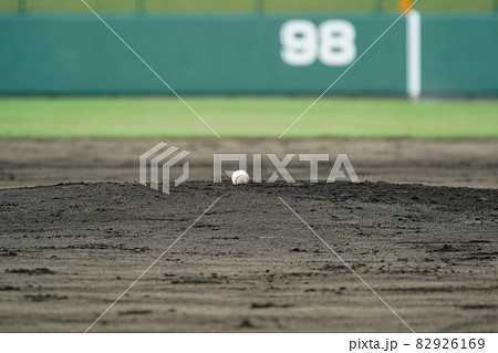 野球の試合中の攻守交代のときのマウンド 82926169