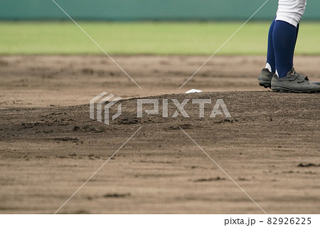 野球の試合中にマウンドに立つピッチャー 82926225