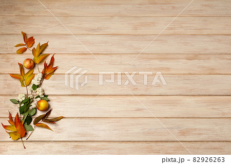 Fall apples, snowberry, leaves background 82926263