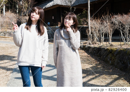 旅先で道を探しながら歩く二人の女性 82926400