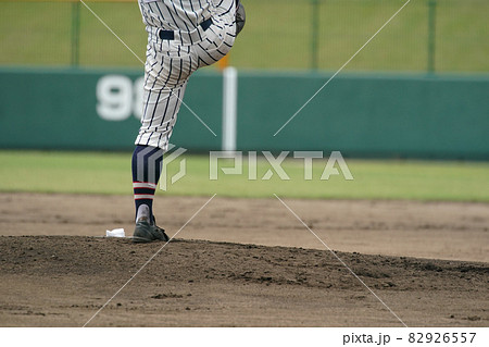 野球の試合中にマウンドから白球を投げるピッチャー 野球の試合中にマウンドから白球を投げるピッチャー 82926557