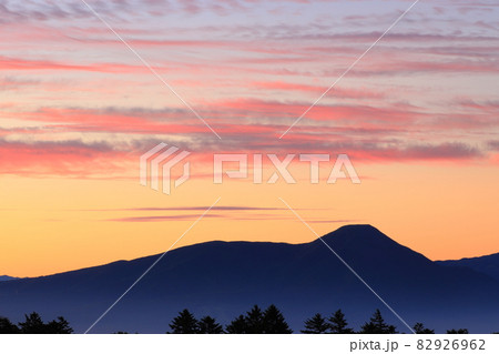 美ヶ原高原から望む蓼科山 美ヶ原高原から望む蓼科山 82926962
