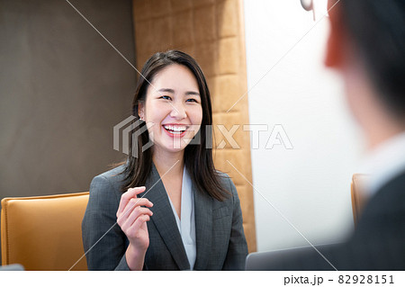 打ち合わせをするビジネスウーマン　撮影協力：WEEK芝大門（サンフロンティア不動産） 82928151