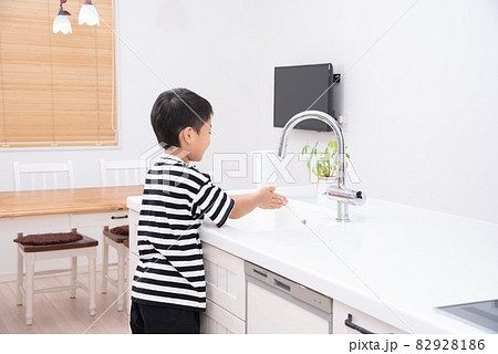 手を洗う小学生の男の子 82928186