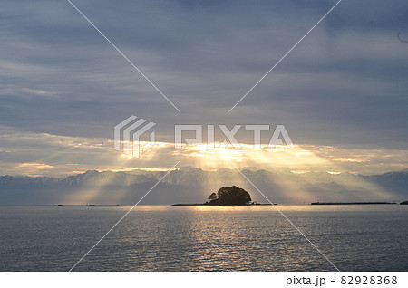 唐島と立山連峰 唐島と立山連峰 82928368