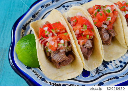 メキシコ料理の美味しいタコス メキシコ料理の美味しいタコス 82928920