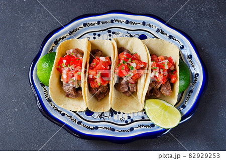 メキシコ料理の美味しいタコス メキシコ料理の美味しいタコス 82929253