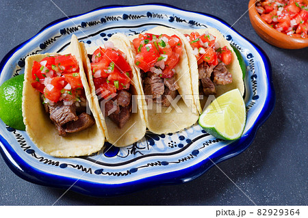 メキシコ料理の美味しいタコス メキシコ料理の美味しいタコス 82929364