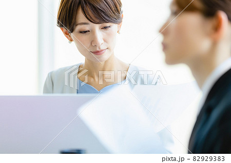 オフィスでデスクワーク中のビジネスウーマン 82929383