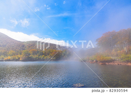朝霧の須川湖畔 82930594
