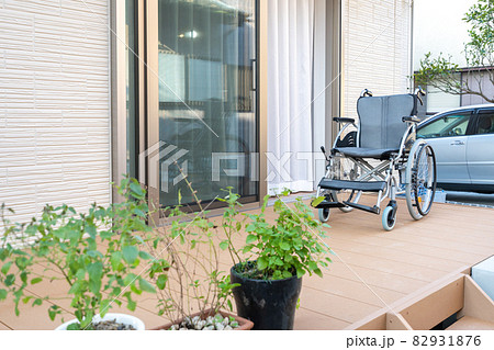 車椅子で出入りできるスロープのある一軒家 車椅子で出入りできるスロープのある一軒家 82931876